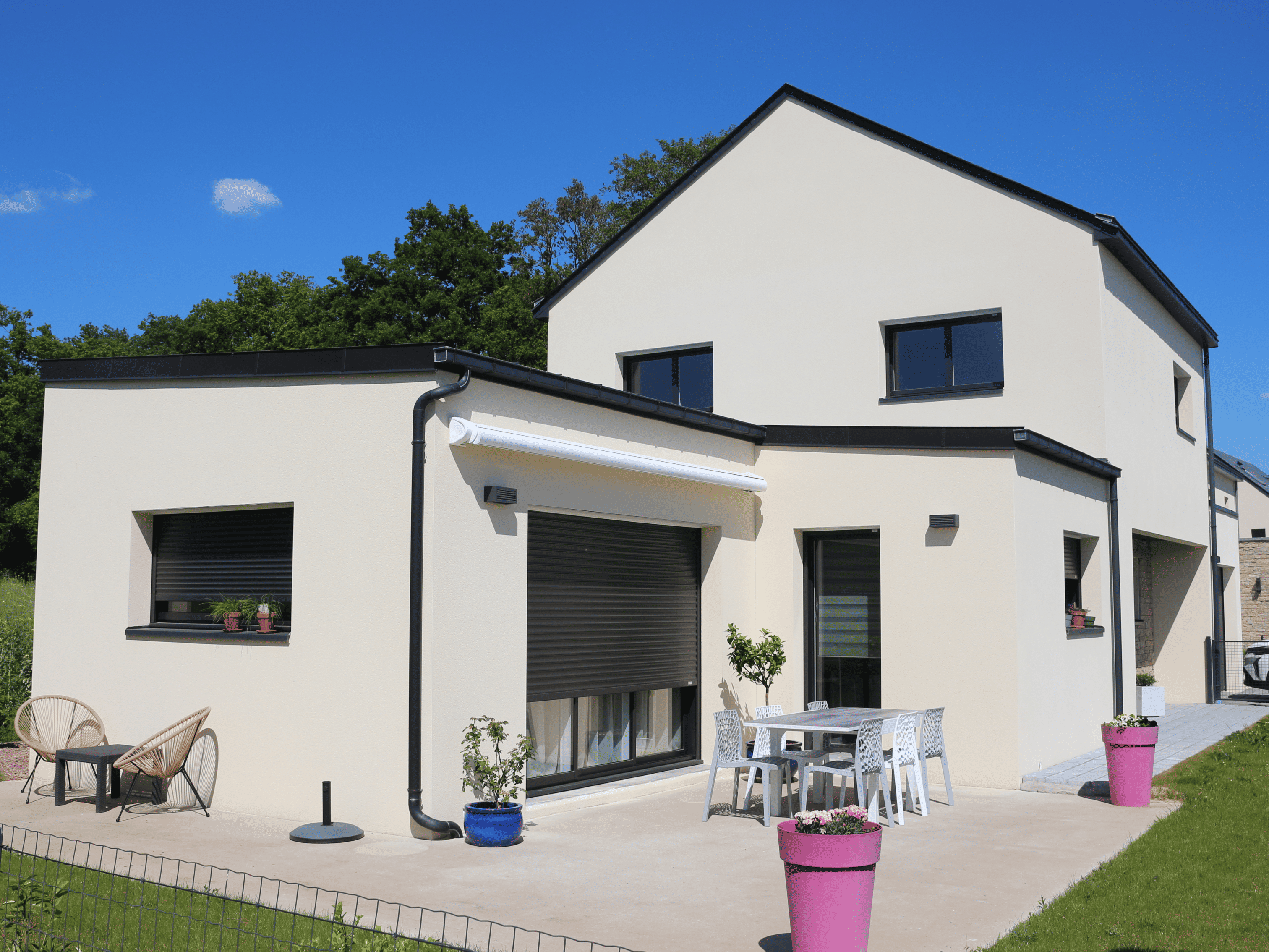 Maison à étage contemporaine avec toiture monopente et double pente, grande terrasse extérieure Maison à étage contemporaine avec toiture monopente et double pente, grande terrasse extérieure