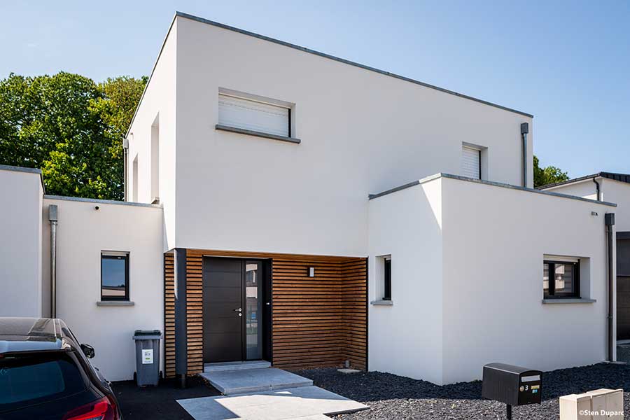 Maison contemporaine, mono-pente zinc, décroché en toit plat et bardage à claire-voie en red cedar Maison contemporaine, mono-pente zinc, décroché en toit plat et bardage à claire-voie en red cedar
