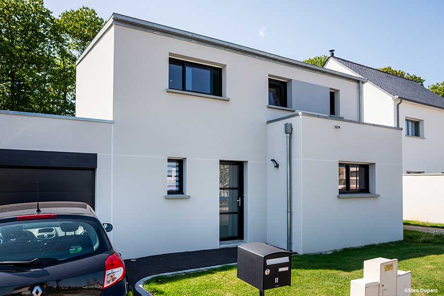 Maison contemporaine mono-pente zinc, décroché toit plat