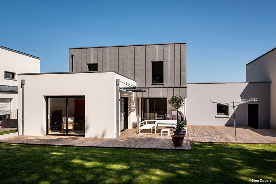  maison contemporaine mono-pente zinc décroché toit plat, bardage zinc pré-patiné, brise soleil