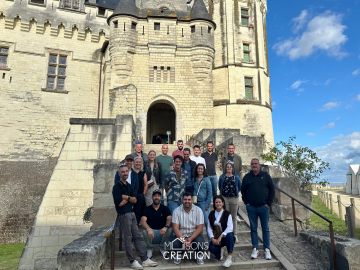 Équipe de Maisons Création et Maisons Extension lors d’un séminaire à Saumur en 2025, participant à des activités de team building et renforçant la cohésion entre les agences de Cesson, Saint-Malo et Dinan.
