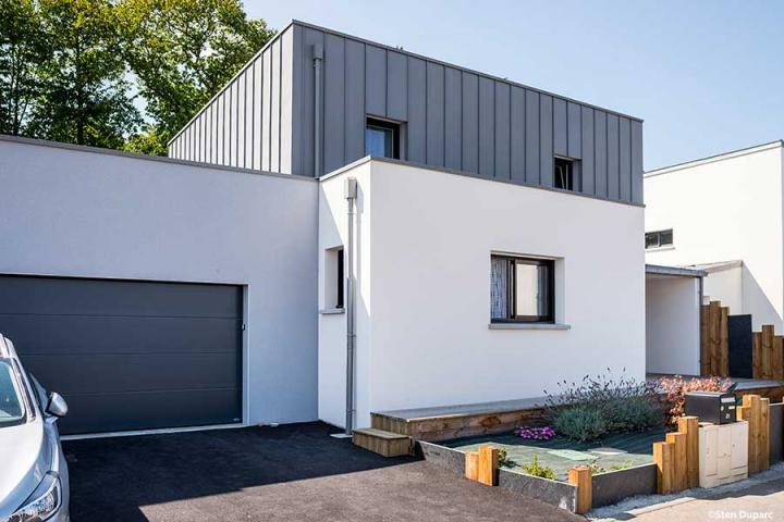 Maison contemporaine mono-pente zinc décroché toit plat, bac acier sur garage 2/2